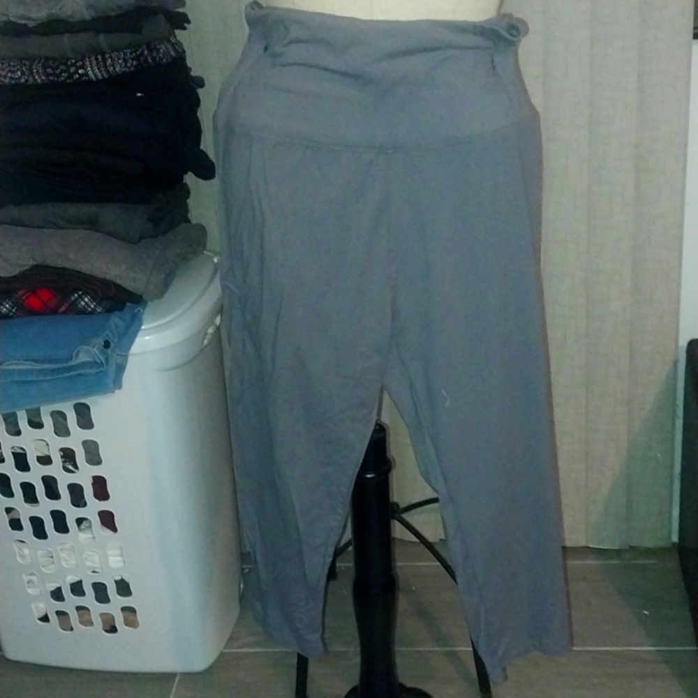Thin stretchy Gray capris
